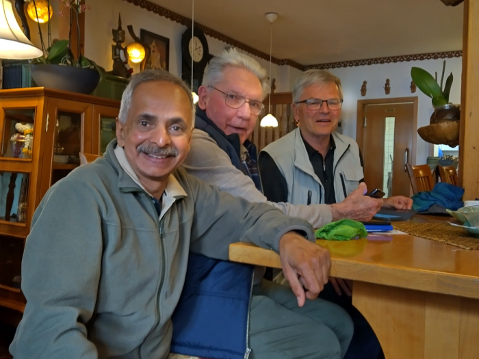 Three friends reunite for lunch and drinks since first meeting twenty years before.